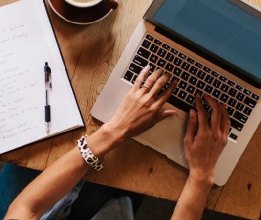 Makale, akademik ve bilimsel dünyada en yaygın kullanılan yazılı ifade biçimlerinden biridir. Özellikle üniversiteler, araştırma merkezleri ve akademik çevrelerde bilgi üretimi, paylaşımı ve doğrulaması amacıyla sıklıkla başvurulan bir içerik türüdür. Ancak makale sadece bilim insanlarının ya da akademisyenlerin alanı değildir. Günümüzde sosyal bilimlerden doğa bilimlerine, sanattan teknolojik gelişmelere kadar birçok alanda makale üretimi yapılmakta ve toplumun geniş kesimleri bu içeriklerden faydalanmaktadır. Konulu bir haber görseli.