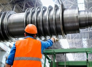 Makine Öğrenmesi Teknolojiyi Nasıl Dönüştürüyor Makine öğrenmesi, teknolojik dönüşümün merkezinde yer alan en etkili sistemlerden biridir. Son yıllarda bilişimden sağlığa, finanstan üretime kadar pek çok alanda adından söz ettiren bu teknoloji, geleneksel yazılım mantığından farklı olarak makinelerin deneyim yoluyla öğrenmesini mümkün kılar. Bu yönüyle makine öğrenmesi, yalnızca teknolojik değil aynı zamanda ekonomik ve toplumsal değişimlerin de temel itici gücü haline gelmiştir. Özellikle veri çağında yaşadığımız günümüzde, her saniye üretilen devasa miktardaki bilgi, bu sistemler tarafından işlenip anlamlı çıktılara dönüştürülmekte, böylece karar alma süreçlerinde devrim niteliğinde gelişmeler sağlanmaktadır. Konulu bir haber görseli.