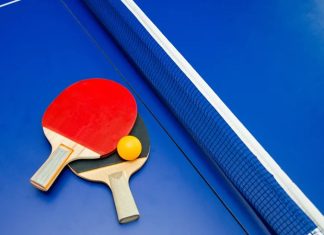 Masa Tenisi Nedir ve Neden Bu Kadar Seviliyor Masa tenisi, hızlı refleks, dikkat ve stratejik düşünme gerektiren bir raket sporu olarak dünya genelinde milyonlarca kişi tarafından oynanmakta ve takip edilmektedir. Genellikle kapalı alanlarda oynanması sebebiyle hem profesyonel hem de amatör düzeyde oldukça yaygındır. Masa tenisi, yalnızca fiziksel çeviklik değil, aynı zamanda zihinsel çeviklik de talep eder. Bu nedenle özellikle genç yaşta spora başlamak isteyenler için ideal bir seçenektir. Konulu bir haber görseli.