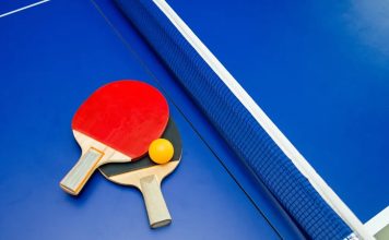 Masa tenisi, hızlı refleks, dikkat ve stratejik düşünme gerektiren bir raket sporu olarak dünya genelinde milyonlarca kişi tarafından oynanmakta ve takip edilmektedir. Genellikle kapalı alanlarda oynanması sebebiyle hem profesyonel hem de amatör düzeyde oldukça yaygındır. Masa tenisi, yalnızca fiziksel çeviklik değil, aynı zamanda zihinsel çeviklik de talep eder. Bu nedenle özellikle genç yaşta spora başlamak isteyenler için ideal bir seçenektir. Konulu bir haber görseli.