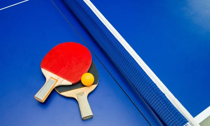 Masa Tenisi Nedir ve Neden Bu Kadar Seviliyor Masa tenisi, hızlı refleks, dikkat ve stratejik düşünme gerektiren bir raket sporu olarak dünya genelinde milyonlarca kişi tarafından oynanmakta ve takip edilmektedir. Genellikle kapalı alanlarda oynanması sebebiyle hem profesyonel hem de amatör düzeyde oldukça yaygındır. Masa tenisi, yalnızca fiziksel çeviklik değil, aynı zamanda zihinsel çeviklik de talep eder. Bu nedenle özellikle genç yaşta spora başlamak isteyenler için ideal bir seçenektir. Konulu bir haber görseli.