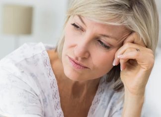 Kadınların yaşam döngüsünde doğal bir geçiş süreci olan menopoz, genellikle 45-55 yaş aralığında ortaya çıkar ve adet döngüsünün kalıcı olarak sona ermesini ifade eder. Bu dönem yalnızca üreme sisteminde değil, aynı zamanda kadınların fiziksel ve duygusal sağlığında da köklü değişimlere neden olabilir. Hormon seviyelerinin ani düşüşü, vücudun pek çok sistemini etkileyerek yaşam kalitesini doğrudan etkileyebilir. Bu nedenle menopoz dönemi, hem fiziksel hem psikolojik yönden dikkatle yönetilmesi gereken bir süreçtir. Menopozla birlikte gelen değişimlerin farkında olmak ve sağlıklı alışkanlıklar geliştirmek, kadınların bu dönemi daha konforlu ve dengeli geçirmesini sağlar. Konulu bir haber detayı.