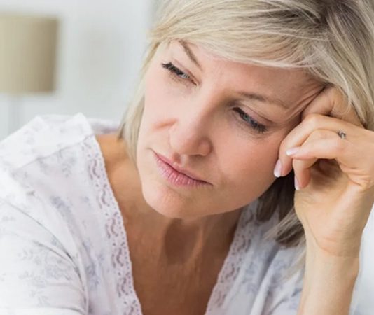 Kadınların yaşam döngüsünde doğal bir geçiş süreci olan menopoz, genellikle 45-55 yaş aralığında ortaya çıkar ve adet döngüsünün kalıcı olarak sona ermesini ifade eder. Bu dönem yalnızca üreme sisteminde değil, aynı zamanda kadınların fiziksel ve duygusal sağlığında da köklü değişimlere neden olabilir. Hormon seviyelerinin ani düşüşü, vücudun pek çok sistemini etkileyerek yaşam kalitesini doğrudan etkileyebilir. Bu nedenle menopoz dönemi, hem fiziksel hem psikolojik yönden dikkatle yönetilmesi gereken bir süreçtir. Menopozla birlikte gelen değişimlerin farkında olmak ve sağlıklı alışkanlıklar geliştirmek, kadınların bu dönemi daha konforlu ve dengeli geçirmesini sağlar. Konulu bir haber detayı.