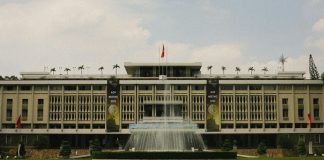 Meşruiyet, bir otorite ya da yönetimin, halk nezdinde kabul görmesi ve ahlaki, hukuki, toplumsal açıdan haklı bulunması anlamına gelir. Siyasi bağlamda ise bir iktidarın, halkın rızasını alarak yönetme hakkına sahip olması olarak tanımlanır. Bu kavram, yalnızca hükümetlerin değil, siyasi sistemlerin, kurumların ve kararların da geçerliliği ve kabul edilebilirliği açısından temel bir ölçüttür. Meşruiyet, bir devletin ya da yönetimin sürekliliğini sağlayan, kriz anlarında bile toplumun birlik içinde kalmasına yardımcı olan güçlü bir bağ niteliği taşır. Konulu bir haber görseli.