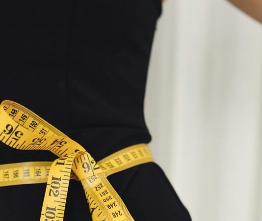 Metabolizma Nedir Ne İşe Yarar ve Nasıl Hızlandırılır İnsan vücudu, yaşamını sürdürebilmek için enerjiye ihtiyaç duyar. Bu enerjiyi sağlayan temel süreçlerin tümü metabolizma adıyla tanımlanır. Hücrelerin çalışmasından, sindirime, nefes almadan vücut sıcaklığının korunmasına kadar birçok hayati işlevin temelinde metabolizma yer alır. Günlük yaşamda sıkça duyulan “metabolizmam yavaş çalışıyor” ya da “metabolizmam hızlandı” gibi ifadeler, aslında bu sistemin vücuttaki enerji üretimi ve kullanım sürecini yansıtır. Bu nedenle metabolizmanın işleyişi yalnızca kilo kontrolü açısından değil, genel sağlık ve yaşam kalitesi açısından da büyük önem taşır. Konulu bir haber görseli.