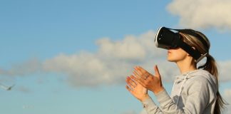 Metaverse, dijital dünyanın en çok konuşulan ve tartışılan kavramlarından biri haline geldi. Fiziksel ve dijital dünyanın bir araya geldiği, insanların dijital avatarları aracılığıyla varlık gösterebildiği bu sanal evren, teknolojinin geldiği noktayı gözler önüne seriyor. Oyun, iş, eğitim, eğlence ve sosyal etkileşim gibi birçok alanı içine alan bu evren, yalnızca teknoloji meraklılarının değil, şirketlerin, yatırımcıların ve hatta devletlerin bile ilgisini çekmeye başladı. Peki, metaverse nedir ve gerçekten geleceğimizi ne kadar etkileyecek? Konulu bir haber görseli.