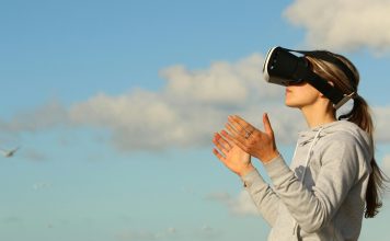 Metaverse Nedir Geleceği Ne Kadar Etkileyecek Metaverse, dijital dünyanın en çok konuşulan ve tartışılan kavramlarından biri haline geldi. Fiziksel ve dijital dünyanın bir araya geldiği, insanların dijital avatarları aracılığıyla varlık gösterebildiği bu sanal evren, teknolojinin geldiği noktayı gözler önüne seriyor. Oyun, iş, eğitim, eğlence ve sosyal etkileşim gibi birçok alanı içine alan bu evren, yalnızca teknoloji meraklılarının değil, şirketlerin, yatırımcıların ve hatta devletlerin bile ilgisini çekmeye başladı. Peki, metaverse nedir ve gerçekten geleceğimizi ne kadar etkileyecek? Konulu bir haber görseli.