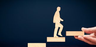 Eğitimde başarı, sadece bilgiyle değil, aynı zamanda öğrencinin psikolojik ve duygusal durumuyla da doğrudan ilişkilidir. Motivasyon, öğrencilerin öğrenmeye olan isteklerini, gayretlerini ve sonuçları alma kararlılıklarını şekillendiren önemli bir faktördür. Öğrencilerin derslerine olan ilgisi, derslerdeki performansları ve uzun vadeli akademik başarıları, büyük ölçüde içsel ya da dışsal motivasyonlarına bağlıdır. Eğitim sürecinde motivasyonun rolü, öğrencinin öğrenme sürecine nasıl yaklaşacağı ve başarıyı nasıl elde edeceği konusunda belirleyici bir etkendir. Konulu bir haber görseli.