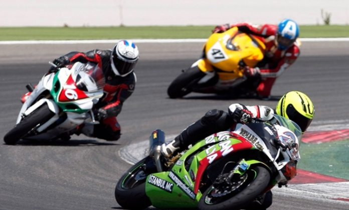 Motor Sporları Nedir Hızın ve Mühendisliğin Buluşma Noktası Motor sporları, adrenalin dolu atmosferi, yüksek hızları ve teknik detaylarıyla dünyanın dört bir yanında milyonlarca hayranı olan bir spor dalıdır. Hem amatör hem de profesyonel düzeyde icra edilen bu spor türü, otomobil, motosiklet ve hatta kamyon gibi farklı motorlu araçlarla gerçekleştirilen çeşitli yarışları kapsar. Motor sporları, yalnızca yarışlardan ibaret değildir; aynı zamanda teknoloji, strateji, dayanıklılık ve takım çalışması gerektiren bir disiplindir. Bu spor dalı, farklı kategorileri ve özgün kurallarıyla oldukça geniş bir yelpazeye sahiptir. Konulu bir haber görseli.