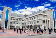 Eğitim sisteminin temel taşlarından biri olan müfredat, yalnızca ders kitaplarının içeriğinden ibaret değildir. Bir ülkenin geleceğini şekillendiren bireylerin hangi bilgilerle, hangi değerlerle ve nasıl bir yaklaşımla donatılacağına karar veren bir yol haritasıdır. Eğitim politikaları, pedagojik ilkeler, toplumsal ihtiyaçlar ve bilimsel gelişmeler müfredatın belirlenmesinde kilit rol oynamaktadır. Bu bağlamda müfredat, eğitimin yalnızca teknik bir boyutu değil, aynı zamanda ideolojik, kültürel ve sosyolojik yönleri olan karmaşık bir yapıdır. Konulu bir haber görseli.