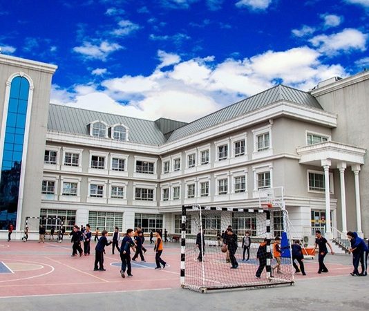 Müfredat Nedir Eğitimde Nasıl Belirlenir Eğitim sisteminin temel taşlarından biri olan müfredat, yalnızca ders kitaplarının içeriğinden ibaret değildir. Bir ülkenin geleceğini şekillendiren bireylerin hangi bilgilerle, hangi değerlerle ve nasıl bir yaklaşımla donatılacağına karar veren bir yol haritasıdır. Eğitim politikaları, pedagojik ilkeler, toplumsal ihtiyaçlar ve bilimsel gelişmeler müfredatın belirlenmesinde kilit rol oynamaktadır. Bu bağlamda müfredat, eğitimin yalnızca teknik bir boyutu değil, aynı zamanda ideolojik, kültürel ve sosyolojik yönleri olan karmaşık bir yapıdır. Konulu bir haber görseli.