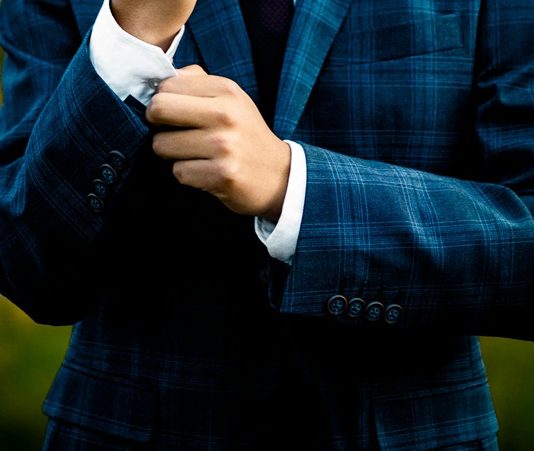 Muhalefet, yalnızca iktidarın karşısındaki bir siyasi pozisyon değil, aynı zamanda demokrasinin canlı kalması için hayati öneme sahip bir işlevdir. Demokratik sistemlerde çoğunluk yönetimi kadar azınlık görüşlerinin korunması, eleştirel denetimin sağlanması ve farklı seslerin duyulması da esas alınır. Bu noktada muhalefet, yalnızca bir alternatif sunan yapı değil, mevcut sistemin dengesini ve meşruiyetini sağlayan bir güvenlik mekanizmasıdır. İktidarın denetlenmesi, politikaların kamu yararına uygunluğu ve şeffaflık gibi pek çok süreç, etkin bir muhalefetin varlığıyla mümkün hale gelir. Bu nedenle muhalefet, yalnızca seçim dönemlerinde değil, tüm siyasi süreçlerde aktif ve güçlü olmalıdır. Konulu bir haber görseli.