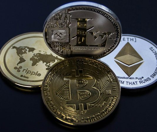 NFT teknolojisi, dijital varlıkların sahipliğini kanıtlayan ve blokzincir üzerine kaydedilen eşsiz dijital sertifikalardır. “Non-Fungible Token” ifadesinin kısaltması olan NFT, değiştirilemez ve takas edilemez yapısıyla diğer dijital varlıklardan ayrılır. Son yıllarda özellikle sanat dünyasında büyük bir dönüşüme neden olan bu teknoloji, sanatçıların eserlerini doğrudan dijital ortamda sunmalarına ve koleksiyonerlerin bu eserleri dijital ortamda satın almalarına olanak tanıdı. NFT'ler, hem sanatın üretiminde hem de dağıtımında kuralları yeniden yazdı ve dijital sanatın değerini artıran önemli bir araç haline geldi. Konulu bir haber görseli.