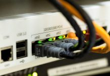 Nesnelerin İnterneti (IoT), her geçen gün hayatımıza daha fazla entegre olan ve çevremizdeki pek çok cihazı internetle birbirine bağlayan bir teknolojidir. Akıllı telefonlardan evdeki cihazlara kadar birçok ürün, IoT sayesinde birbirleriyle iletişim kurar ve veri paylaşır. Bu sistemin en büyük avantajı, verilerin daha hızlı işlenmesi, analiz edilmesi ve bu bilgilerin bize daha akıllıca hizmetler sunmasıdır. Artık evlerimizdeki ışıklardan arabalarımıza kadar her şey internete bağlı, daha verimli ve akıllı bir hale gelmiş durumda. Bu yazıda, nesnelerin interneti teknolojisinin hayatımıza nasıl dokunduğunu ve yaşam tarzımızı nasıl dönüştürdüğünü inceleyeceğiz. Konulu bir haber görseli.