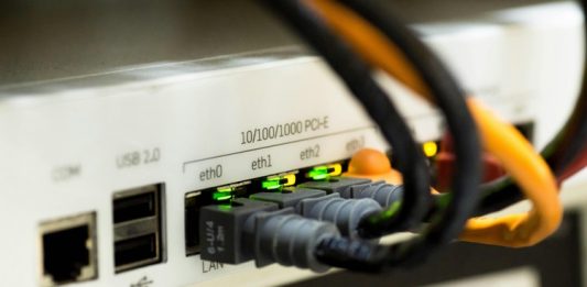 Nesnelerin İnterneti (IoT), her geçen gün hayatımıza daha fazla entegre olan ve çevremizdeki pek çok cihazı internetle birbirine bağlayan bir teknolojidir. Akıllı telefonlardan evdeki cihazlara kadar birçok ürün, IoT sayesinde birbirleriyle iletişim kurar ve veri paylaşır. Bu sistemin en büyük avantajı, verilerin daha hızlı işlenmesi, analiz edilmesi ve bu bilgilerin bize daha akıllıca hizmetler sunmasıdır. Artık evlerimizdeki ışıklardan arabalarımıza kadar her şey internete bağlı, daha verimli ve akıllı bir hale gelmiş durumda. Bu yazıda, nesnelerin interneti teknolojisinin hayatımıza nasıl dokunduğunu ve yaşam tarzımızı nasıl dönüştürdüğünü inceleyeceğiz. Konulu bir haber görseli.