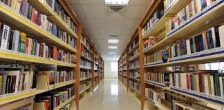 Nitel araştırma, genellikle insanlar ve topluluklar hakkında derinlemesine bilgi edinmek amacıyla kullanılan bir araştırma yöntemidir. Bu yöntem, sayısal verilere değil, nitel verilere dayalıdır ve bireylerin düşünce, duygu, davranışları ve toplumsal olgular üzerinde yoğunlaşır. Nitel araştırma, karmaşık ve çok yönlü sosyal fenomenleri anlamak, bireylerin ya da grupların deneyimlerini ve bakış açılarını keşfetmek amacıyla kullanılan güçlü bir araçtır. Konulu bir haber görseli.
