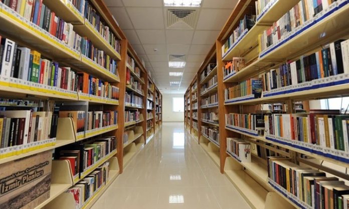 Nitel Araştırma Nedir ve Hangi Alanlarda Kullanılır Nitel araştırma, genellikle insanlar ve topluluklar hakkında derinlemesine bilgi edinmek amacıyla kullanılan bir araştırma yöntemidir. Bu yöntem, sayısal verilere değil, nitel verilere dayalıdır ve bireylerin düşünce, duygu, davranışları ve toplumsal olgular üzerinde yoğunlaşır. Nitel araştırma, karmaşık ve çok yönlü sosyal fenomenleri anlamak, bireylerin ya da grupların deneyimlerini ve bakış açılarını keşfetmek amacıyla kullanılan güçlü bir araçtır. Konulu bir haber görseli.