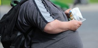Günümüzde dünya genelinde yaygınlığı giderek artan obezite, yalnızca estetik ya da yaşam tarzı sorunu değil, ciddi bir halk sağlığı meselesi olarak kabul edilmektedir. Dünya Sağlık Örgütü (DSÖ) başta olmak üzere pek çok uluslararası sağlık otoritesi, obeziteyi tıbbi bir hastalık olarak tanımlar. Bu tanım yalnızca fazla kilolu olmakla ilgili değildir; vücuttaki yağ oranının sağlığı tehdit edecek seviyelere ulaşması ve bu durumun çok sayıda fiziksel, metabolik ve psikolojik soruna yol açması esas alınır. Obezitenin, kalp-damar hastalıklarından diyabete, hormon dengesizliklerinden kanser türlerine kadar birçok sağlık sorunuyla doğrudan ilişkili olduğu bilimsel olarak kanıtlanmıştır. Konulu bir haber görseli.