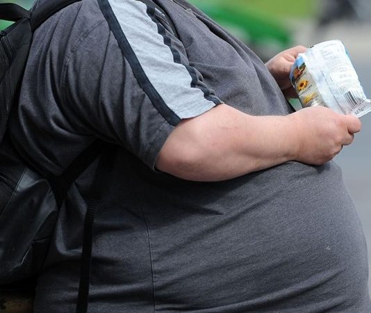 Günümüzde dünya genelinde yaygınlığı giderek artan obezite, yalnızca estetik ya da yaşam tarzı sorunu değil, ciddi bir halk sağlığı meselesi olarak kabul edilmektedir. Dünya Sağlık Örgütü (DSÖ) başta olmak üzere pek çok uluslararası sağlık otoritesi, obeziteyi tıbbi bir hastalık olarak tanımlar. Bu tanım yalnızca fazla kilolu olmakla ilgili değildir; vücuttaki yağ oranının sağlığı tehdit edecek seviyelere ulaşması ve bu durumun çok sayıda fiziksel, metabolik ve psikolojik soruna yol açması esas alınır. Obezitenin, kalp-damar hastalıklarından diyabete, hormon dengesizliklerinden kanser türlerine kadar birçok sağlık sorunuyla doğrudan ilişkili olduğu bilimsel olarak kanıtlanmıştır. Konulu bir haber görseli.