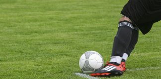 Futbolun en çok tartışılan ve yanlış anlaşılan kurallarından biri olan ofsayt, hem oyuncular hem de taraftarlar için oyunun seyrini ciddi anlamda etkileyen bir unsur olmuştur. Birçok maçta gollerin iptal edilmesine veya önemli atakların kesilmesine neden olan bu kural, modern futbolun taktiksel yapısında da belirleyici bir rol oynamaktadır. Peki, ofsayt kuralı nedir, hangi durumlarda geçerli olur ve neden bu kadar önemlidir? Konulu bir haber görseli.