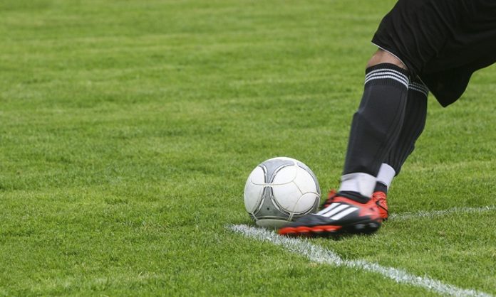 Ofsayt Nedir Futbolda Ne Zaman Geçerli Olur Futbolun en çok tartışılan ve yanlış anlaşılan kurallarından biri olan ofsayt, hem oyuncular hem de taraftarlar için oyunun seyrini ciddi anlamda etkileyen bir unsur olmuştur. Birçok maçta gollerin iptal edilmesine veya önemli atakların kesilmesine neden olan bu kural, modern futbolun taktiksel yapısında da belirleyici bir rol oynamaktadır. Peki, ofsayt kuralı nedir, hangi durumlarda geçerli olur ve neden bu kadar önemlidir? Konulu bir haber görseli.