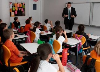 Öğrenme Güçlüğü Nedir Eğitimde Nasıl Ele Alınır Öğrenme güçlüğü, öğrencilerin bilgiye ulaşma, bilgiyi işleme ve öğrenme sürecinde karşılaştığı kalıcı zorlukları tanımlayan bir durumdur. Bu zorluklar, bireyin genel zekâ düzeyinden bağımsız olarak ortaya çıkabilir ve çoğunlukla okuma, yazma, matematik gibi temel akademik alanlarda kendini gösterir. Eğitimde bu tür güçlüklerin zamanında fark edilmesi ve doğru yöntemlerle ele alınması, bireyin akademik ve sosyal gelişimini doğrudan etkiler. Türkiye’de giderek daha çok gündeme gelen bu konu, öğretmenlerin, ailelerin ve eğitim politikalarının dikkatle yaklaşması gereken alanlardan biridir. Konulu bir haber görseli.