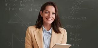 Eğitim sistemlerinin en temel yapı taşı öğretmenlerdir. Öğrencilerin akademik başarıları ve kişisel gelişimleri büyük ölçüde öğretmenlerin yeterlilikleri ile bağlantılıdır. Ancak öğretmen yeterliliği sadece bilgiyi aktarabilmekle sınırlı değildir; aynı zamanda öğretmenin iletişim becerileri, öğretim yöntemleri ve öğrenci motivasyonu gibi faktörler de başarı üzerinde belirleyici rol oynar. Peki, öğretmenlerin yeterlilik seviyeleri, öğrenci başarısını gerçekten doğrudan etkiler mi? Bu yazıda, öğretmen yeterliliğinin öğrenci başarısı üzerindeki etkisini ve öğretmenlerin eğitim sürecindeki rolünü derinlemesine inceleyeceğiz. Konulu bir haber görseli.