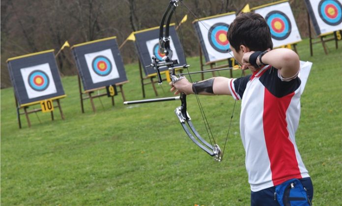 Okçuluk Nedir ve Temel Özellikleri Okçuluk, ok ve yay kullanarak hedefe atış yapma sanatıdır. Hem bir spor dalı hem de tarihsel bir avcılık yöntemi olarak kökeni çok eskilere dayanır. Okçuluk, insanların yüzyıllar boyu savunma ve avcılık amaçlarıyla kullandığı bir beceri olmuştur. Bugün ise modern okçuluk, özellikle olimpiyat oyunları gibi uluslararası yarışmalarda profesyonel sporcuların mücadele ettiği bir spor dalıdır. Okçuluk, yüksek odaklanma, el-göz koordinasyonu, duruş kontrolü ve strateji gerektirir. Her ne kadar tarihsel bir geçmişi olsa da günümüzde modern okçuluk çok daha teknik ve düzenli bir hale gelmiştir. Konulu bir haber görseli.