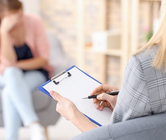 Eğitim, psikoloji, sosyal bilimler ve sağlık gibi birçok alanda doğru bilgi ve sonuçlar elde etmek için ölçme araçları kullanılır. Bu araçlar, insanların yeteneklerini, bilgilerini, becerilerini veya psikolojik durumlarını değerlendirmek için çeşitli yöntemler sunar. Ancak, kullanılan ölçme araçlarının ne kadar bilimsel olduğu ve doğruluğu, oldukça kritik bir konudur. Bu yazıda, ölçme araçlarının bilimsel temellerini, doğruluklarını ve nasıl daha güvenilir hale getirilebileceğini inceleyeceğiz. Konulu bir haber görseli.