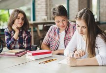 Eğitim süreçlerinin niteliğini ve etkinliğini ortaya koymak için en temel araçlardan biri ölçme ve değerlendirme sistemleridir. Öğrencilerin ne öğrendiği, nasıl öğrendiği ve hangi düzeyde başarı sağladığı bu sistemler sayesinde belirlenir. Ancak ölçme ve değerlendirme yalnızca not vermekten ibaret değildir. Aynı zamanda eğitim politikalarının yönlendirilmesinde, öğretim yöntemlerinin gözden geçirilmesinde ve bireysel öğrenme ihtiyaçlarının belirlenmesinde önemli rol oynar. Konulu bir haber görseli.