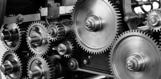 Teknolojinin hızlı gelişimiyle birlikte otomasyon sistemleri, modern iş dünyasının merkezinde yer almaya başladı. İnsan gücüne olan bağımlılığı azaltan ve süreçleri daha verimli hale getiren bu sistemler, birçok sektörde köklü değişimlere yol açıyor. Özellikle üretimden sağlığa, tarımdan finansa kadar geniş bir yelpazede etkili olan otomasyon, iş yapış biçimlerini dönüştürüyor. Bu dönüşüm sadece makinelerin iş gücünün yerini almasıyla sınırlı kalmıyor, aynı zamanda veri odaklı karar alma, kalite kontrol ve süreç optimizasyonu gibi alanlarda da devrim yaratıyor. Konulu bir haber görseli.