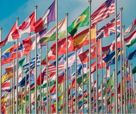 Eğitim, her toplumun gelişmesi için en önemli unsurlardan biri olarak kabul edilir ve ülkeler, eğitim sistemlerini sürekli olarak geliştirmeye çalışır. Bu çabalar, uluslararası değerlendirme sistemleriyle ölçülerek, ülkelerin eğitim kalitesinin kıyaslanmasına olanak sağlar. PISA sınavları, eğitim kalitesini ölçmede kullanılan en prestijli araçlardan biridir. Ancak, bu sınavların gerçekten ülkeler arasındaki eğitim kalitesini doğru bir şekilde yansıtıp yansıtmadığı konusunda farklı görüşler bulunmaktadır. Bu yazıda, PISA sınavlarını ve bu sınavların ülkeler arası eğitim kalitesini nasıl ölçtüğünü inceleyecek ve eleştirel bir bakış açısı sunacağız. Konulu bir haber görseli.