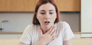 Günümüz toplumunda artan stres, belirsizlik ve baskı, bireylerin ruh sağlığını doğrudan etkileyen temel faktörler haline gelmiştir. Bu durum birçok kişinin anksiyete ya da panik atak benzeri duygular yaşamasına neden olur. Ancak her ikisi de yoğun kaygı ve korku durumları ile ilişkilendirilse de aralarında önemli farklılıklar bulunmaktadır. Panik atak ani başlayan ve yoğun fiziksel belirtilerle kendini gösteren bir kriz halini alırken, anksiyete genellikle daha uzun süreli, düşük seviyeli bir endişe durumudur. Her iki durumun da günlük yaşam kalitesi üzerinde ciddi etkileri olabilir ve ayırt edilmeden ele alındığında yanlış yaklaşımlar gelişebilir. Bu nedenle doğru tanı ve uygun destek süreçleri için panik atak ile anksiyete arasındaki farkların iyi anlaşılması gerekir. Konulu bir haber görseli.