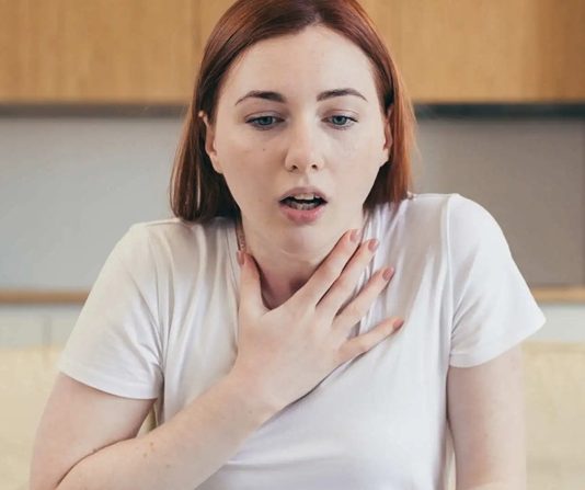 Günümüz toplumunda artan stres, belirsizlik ve baskı, bireylerin ruh sağlığını doğrudan etkileyen temel faktörler haline gelmiştir. Bu durum birçok kişinin anksiyete ya da panik atak benzeri duygular yaşamasına neden olur. Ancak her ikisi de yoğun kaygı ve korku durumları ile ilişkilendirilse de aralarında önemli farklılıklar bulunmaktadır. Panik atak ani başlayan ve yoğun fiziksel belirtilerle kendini gösteren bir kriz halini alırken, anksiyete genellikle daha uzun süreli, düşük seviyeli bir endişe durumudur. Her iki durumun da günlük yaşam kalitesi üzerinde ciddi etkileri olabilir ve ayırt edilmeden ele alındığında yanlış yaklaşımlar gelişebilir. Bu nedenle doğru tanı ve uygun destek süreçleri için panik atak ile anksiyete arasındaki farkların iyi anlaşılması gerekir. Konulu bir haber görseli.