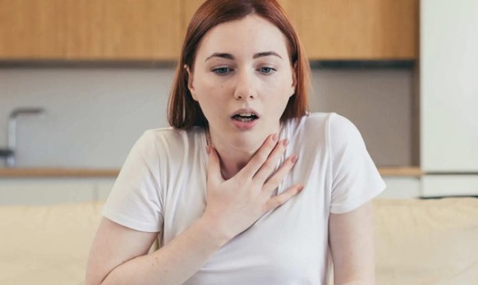 Günümüz toplumunda artan stres, belirsizlik ve baskı, bireylerin ruh sağlığını doğrudan etkileyen temel faktörler haline gelmiştir. Bu durum birçok kişinin anksiyete ya da panik atak benzeri duygular yaşamasına neden olur. Ancak her ikisi de yoğun kaygı ve korku durumları ile ilişkilendirilse de aralarında önemli farklılıklar bulunmaktadır. Panik atak ani başlayan ve yoğun fiziksel belirtilerle kendini gösteren bir kriz halini alırken, anksiyete genellikle daha uzun süreli, düşük seviyeli bir endişe durumudur. Her iki durumun da günlük yaşam kalitesi üzerinde ciddi etkileri olabilir ve ayırt edilmeden ele alındığında yanlış yaklaşımlar gelişebilir. Bu nedenle doğru tanı ve uygun destek süreçleri için panik atak ile anksiyete arasındaki farkların iyi anlaşılması gerekir. Konulu bir haber görseli.