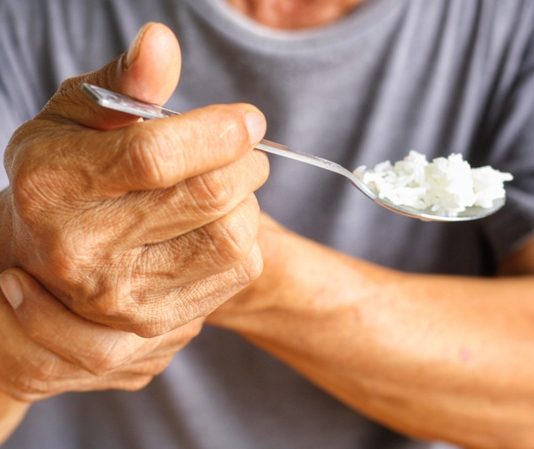 Parkinson Hastalığı Hareketleri Nasıl Etkiler Parkinson hastalığı, merkezi sinir sistemini etkileyen, ilerleyici ve nörolojik bir hastalıktır. Bu hastalık, beynin hareket kontrolünü sağlayan bölgelerindeki dopamin üreten hücrelerin zarar görmesiyle ortaya çıkar. Dopamin, beyin hücreleri arasındaki iletişimi sağlamak ve kas hareketlerini koordine etmek için gerekli olan bir nörotransmitterdir. Dopamin üretiminin azalması, Parkinson hastalarının hareket kontrolünü zorlaştırır ve zamanla vücut hareketlerinde belirgin değişikliklere neden olur. Parkinson hastalığı, genellikle yaşlı bireylerde görülen bir hastalık olmakla birlikte, daha genç yaşlarda da gelişebilir. Hareketlerin etkilenmesi, hastalığın en belirgin semptomlarından biridir. Konulu bir haber görseli.