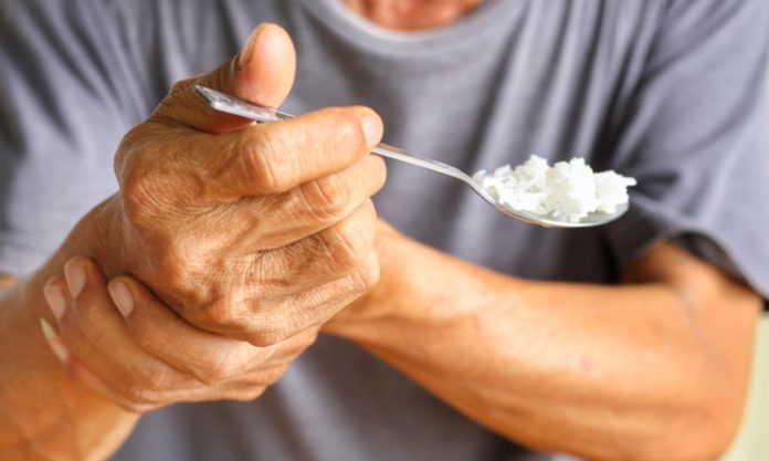 Parkinson Hastalığı Hareketleri Nasıl Etkiler Parkinson hastalığı, merkezi sinir sistemini etkileyen, ilerleyici ve nörolojik bir hastalıktır. Bu hastalık, beynin hareket kontrolünü sağlayan bölgelerindeki dopamin üreten hücrelerin zarar görmesiyle ortaya çıkar. Dopamin, beyin hücreleri arasındaki iletişimi sağlamak ve kas hareketlerini koordine etmek için gerekli olan bir nörotransmitterdir. Dopamin üretiminin azalması, Parkinson hastalarının hareket kontrolünü zorlaştırır ve zamanla vücut hareketlerinde belirgin değişikliklere neden olur. Parkinson hastalığı, genellikle yaşlı bireylerde görülen bir hastalık olmakla birlikte, daha genç yaşlarda da gelişebilir. Hareketlerin etkilenmesi, hastalığın en belirgin semptomlarından biridir. Konulu bir haber görseli.