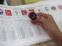 Siyaset, doğası gereği farklı fikirlerin, çıkarların ve ideolojilerin rekabeti üzerine kuruludur. Bu çok seslilik içerisinde siyasi partiler, halkın taleplerini temsil eden ve karar alma mekanizmalarında söz sahibi olan ana aktörlerdir. Ancak zaman zaman bu partiler arasındaki çekişmeler toplumun önemli bir kısmında hayal kırıklığı yaratabilir ve “partiler üstü siyaset” arayışları gündeme gelir. Partiler üstü siyaset kavramı, siyasi ideolojilerin ötesinde, sadece halkın ortak çıkarlarına odaklanan bir yönetim anlayışını ifade eder. Peki, gerçekten böyle bir siyaset biçimi mümkün müdür? Konulu bir haber görseli.