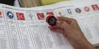 Siyaset, doğası gereği farklı fikirlerin, çıkarların ve ideolojilerin rekabeti üzerine kuruludur. Bu çok seslilik içerisinde siyasi partiler, halkın taleplerini temsil eden ve karar alma mekanizmalarında söz sahibi olan ana aktörlerdir. Ancak zaman zaman bu partiler arasındaki çekişmeler toplumun önemli bir kısmında hayal kırıklığı yaratabilir ve “partiler üstü siyaset” arayışları gündeme gelir. Partiler üstü siyaset kavramı, siyasi ideolojilerin ötesinde, sadece halkın ortak çıkarlarına odaklanan bir yönetim anlayışını ifade eder. Peki, gerçekten böyle bir siyaset biçimi mümkün müdür? Konulu bir haber görseli.