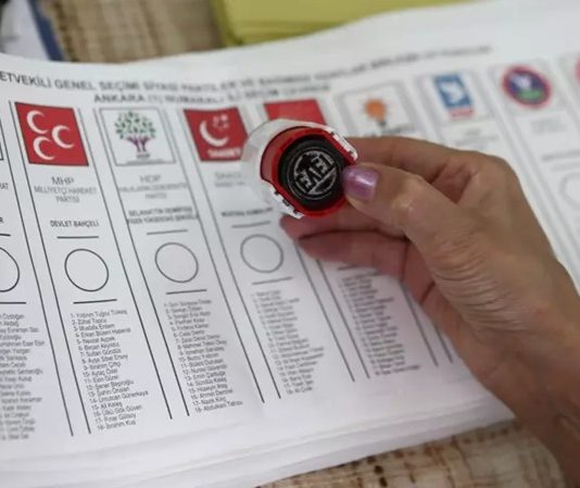 Siyaset, doğası gereği farklı fikirlerin, çıkarların ve ideolojilerin rekabeti üzerine kuruludur. Bu çok seslilik içerisinde siyasi partiler, halkın taleplerini temsil eden ve karar alma mekanizmalarında söz sahibi olan ana aktörlerdir. Ancak zaman zaman bu partiler arasındaki çekişmeler toplumun önemli bir kısmında hayal kırıklığı yaratabilir ve “partiler üstü siyaset” arayışları gündeme gelir. Partiler üstü siyaset kavramı, siyasi ideolojilerin ötesinde, sadece halkın ortak çıkarlarına odaklanan bir yönetim anlayışını ifade eder. Peki, gerçekten böyle bir siyaset biçimi mümkün müdür? Konulu bir haber görseli.