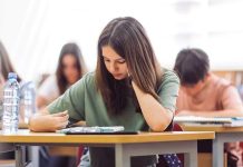 Pedagoji, eğitim bilimlerinin temel taşlarından biri olarak, öğretim süreçlerinin planlanmasında, uygulanmasında ve değerlendirilmesinde hayati bir rol oynar. Özellikle öğrencilerin başarı düzeylerini doğrudan etkileyen faktörlerin başında gelir. Eğitim sistemlerinin gelişmişliği, büyük ölçüde pedagojik ilkelerin ne kadar etkili biçimde uygulandığına bağlıdır. Pedagojik yaklaşımın modern ve bilimsel temellere dayanması, öğrencilerin öğrenme süreçlerini kolaylaştırmakta ve bireysel farklılıkların dikkate alınmasına imkân tanımaktadır. Konulu bir haber görseli.