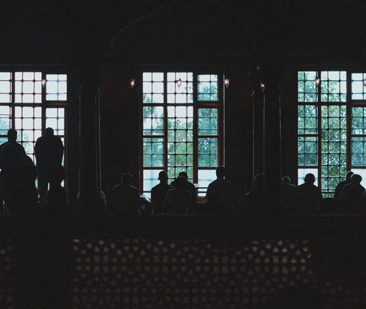 Popülizm, siyasette halkın doğrudan çıkarlarını savunduğunu iddia eden, elitlere ve mevcut kurumlara karşı halkın yanında durduğunu öne süren bir söylem biçimidir. Genellikle halkın ihtiyaçlarının ve taleplerinin göz ardı edildiği durumlarda, siyasetçiler tarafından bir çözüm olarak sunulur. Ancak popülizm, hem bir temsil aracı hem de kutuplaştırıcı bir siyasal strateji olarak görülebildiğinden, yararlı mı yoksa tehlikeli mi olduğu uzun zamandır akademik ve siyasal düzeyde tartışma konusudur. Bu tartışmanın özünde, popülizmin demokrasiyi güçlendirip güçlendirmediği ya da zayıflatıp zayıflatmadığı sorusu yatmaktadır. Konulu bir haber görseli.