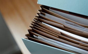 Eğitim sistemlerinde öğrencilerin başarılarını değerlendirmek için genellikle sınavlar ve testler kullanılır. Ancak, son yıllarda geleneksel testlerin yanı sıra, daha bireysel ve kapsamlı değerlendirme yöntemleri de tercih edilmeye başlanmıştır. Bu yöntemlerden biri de portfolyo değerlendirmedir. Portfolyo değerlendirme, öğrencilerin öğrenme süreçlerini ve başarılarını daha holistik bir şekilde değerlendirmeyi amaçlayan bir yaklaşımdır. Bu yazıda, portfolyo değerlendirmenin ne olduğunu, nasıl uygulandığını ve öğrencilere ve öğretmenlere sağladığı avantajları inceleyeceğiz. Konulu bir haber görseli.