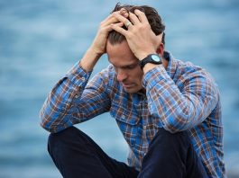 Günümüzde stres, kaygı ve duygusal yüklerin bedensel sağlığı etkilediği artık bilimsel olarak da kabul görmüş bir gerçek haline geldi. Bu noktada sıkça duyulan ancak çoğu zaman tam olarak anlaşılamayan kavramlardan biri de psikosomatik rahatsızlıklar. Ruhsal ve zihinsel sorunların, fiziksel belirtilerle kendini göstermesi durumu olarak tanımlanabilecek bu rahatsızlıklar, modern yaşamın getirdiği psikolojik baskının bedene nasıl yansıdığını gözler önüne seriyor. Herhangi bir organik bozukluk olmaksızın ortaya çıkan ve çeşitli beden ağrılarına, sindirim problemlerine ya da nefes darlığına neden olabilen bu durumlar, hem tıbbın hem de psikolojinin ortak çalışma alanına giriyor. Konulu bir haber görseli.