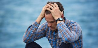 Günümüzde stres, kaygı ve duygusal yüklerin bedensel sağlığı etkilediği artık bilimsel olarak da kabul görmüş bir gerçek haline geldi. Bu noktada sıkça duyulan ancak çoğu zaman tam olarak anlaşılamayan kavramlardan biri de psikosomatik rahatsızlıklar. Ruhsal ve zihinsel sorunların, fiziksel belirtilerle kendini göstermesi durumu olarak tanımlanabilecek bu rahatsızlıklar, modern yaşamın getirdiği psikolojik baskının bedene nasıl yansıdığını gözler önüne seriyor. Herhangi bir organik bozukluk olmaksızın ortaya çıkan ve çeşitli beden ağrılarına, sindirim problemlerine ya da nefes darlığına neden olabilen bu durumlar, hem tıbbın hem de psikolojinin ortak çalışma alanına giriyor. Konulu bir haber görseli.