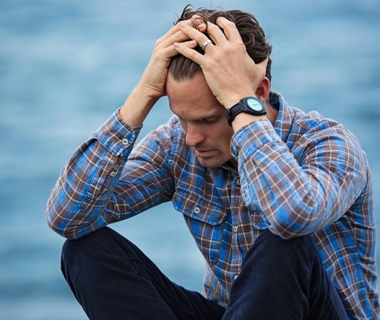 Günümüzde stres, kaygı ve duygusal yüklerin bedensel sağlığı etkilediği artık bilimsel olarak da kabul görmüş bir gerçek haline geldi. Bu noktada sıkça duyulan ancak çoğu zaman tam olarak anlaşılamayan kavramlardan biri de psikosomatik rahatsızlıklar. Ruhsal ve zihinsel sorunların, fiziksel belirtilerle kendini göstermesi durumu olarak tanımlanabilecek bu rahatsızlıklar, modern yaşamın getirdiği psikolojik baskının bedene nasıl yansıdığını gözler önüne seriyor. Herhangi bir organik bozukluk olmaksızın ortaya çıkan ve çeşitli beden ağrılarına, sindirim problemlerine ya da nefes darlığına neden olabilen bu durumlar, hem tıbbın hem de psikolojinin ortak çalışma alanına giriyor. Konulu bir haber görseli.