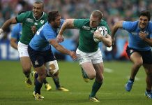 Ragbi, hız, strateji, kuvvet ve dayanıklılığın ön plana çıktığı, takım sporları arasında önemli bir yer tutan bir oyundur. Özellikle İngiltere, Avustralya, Yeni Zelanda ve Güney Afrika gibi ülkelerde büyük bir popülerliğe sahiptir. Ragbi, futbol ve Amerikan futbolu gibi sporlara benzer yönlere sahip olsa da, kendine has kuralları ve dinamikleriyle tanınır. İki takım arasında oynanan bu oyun, her oyuncunun belirli bir pozisyonda görev alarak topu rakip sahasına taşıması ve skor yapmaya çalışması esasına dayanır. Konulu bir görsel.