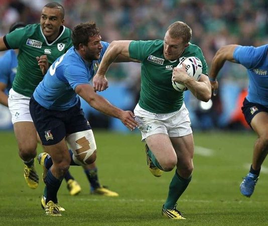 Ragbi, hız, strateji, kuvvet ve dayanıklılığın ön plana çıktığı, takım sporları arasında önemli bir yer tutan bir oyundur. Özellikle İngiltere, Avustralya, Yeni Zelanda ve Güney Afrika gibi ülkelerde büyük bir popülerliğe sahiptir. Ragbi, futbol ve Amerikan futbolu gibi sporlara benzer yönlere sahip olsa da, kendine has kuralları ve dinamikleriyle tanınır. İki takım arasında oynanan bu oyun, her oyuncunun belirli bir pozisyonda görev alarak topu rakip sahasına taşıması ve skor yapmaya çalışması esasına dayanır. Konulu bir görsel.