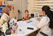 Okullarda sunulan rehberlik hizmetleri, öğrencilerin akademik, sosyal, duygusal ve kişisel gelişimlerini destekleyen hayati unsurlardan biridir. Modern eğitim anlayışı yalnızca bilgi aktarmayı değil, öğrencinin bütüncül gelişimini de hedefler. Bu gelişim sürecinde öğrenciye eşlik eden, yönlendiren ve destekleyen sistemlerin başında rehberlik gelir. Rehberlik hizmetlerinin önemi yalnızca bireysel başarıyla sınırlı kalmaz; okul iklimini, öğretmen-öğrenci ilişkilerini ve genel olarak eğitimin kalitesini doğrudan etkiler. Konulu bir haber görseli.