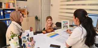 Okullarda sunulan rehberlik hizmetleri, öğrencilerin akademik, sosyal, duygusal ve kişisel gelişimlerini destekleyen hayati unsurlardan biridir. Modern eğitim anlayışı yalnızca bilgi aktarmayı değil, öğrencinin bütüncül gelişimini de hedefler. Bu gelişim sürecinde öğrenciye eşlik eden, yönlendiren ve destekleyen sistemlerin başında rehberlik gelir. Rehberlik hizmetlerinin önemi yalnızca bireysel başarıyla sınırlı kalmaz; okul iklimini, öğretmen-öğrenci ilişkilerini ve genel olarak eğitimin kalitesini doğrudan etkiler. Konulu bir haber görseli.